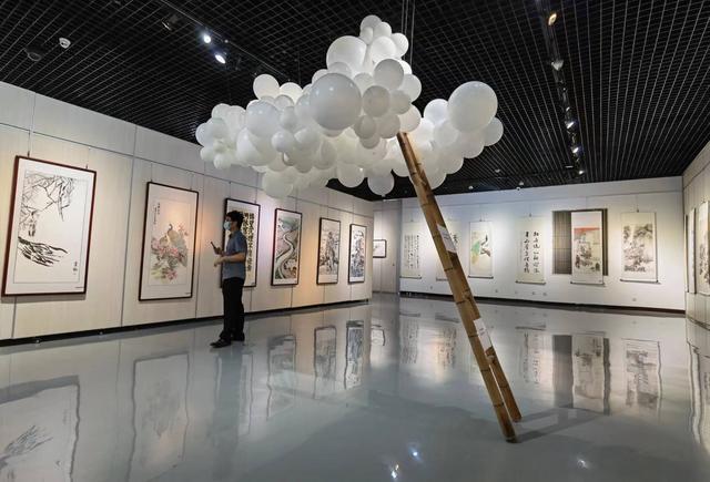 館舉行,來(lái)自社會(huì)各界的近30名青年代表通過(guò)參觀德州青年文藝作品展